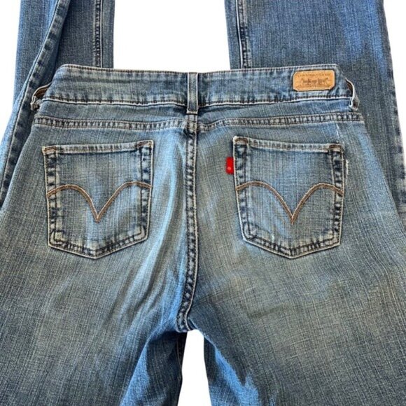 Women's Levis Blue Jeans, Medium Wash ,526 Slender Boot Cut, Size 6M - Picture 2 of 8